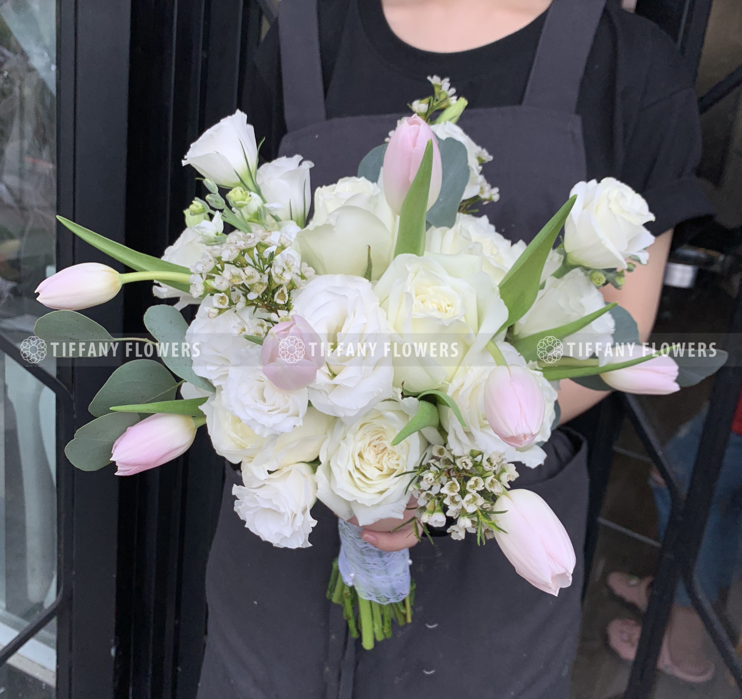 Bó hoa tay cô dâu Tulip Rose – T68