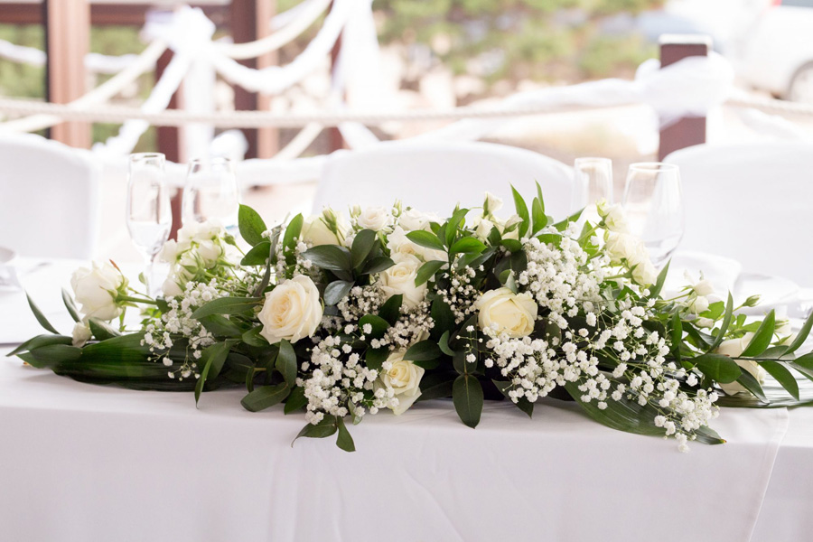 Sự xuất hiện của hoa để bàn ngày cưới không chỉ mang đến cảm giác tươi mới